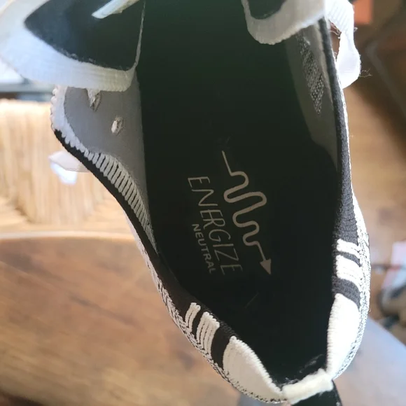 BROOKS TENNIS SHOES SIZE 9 - Picture 9 of 10